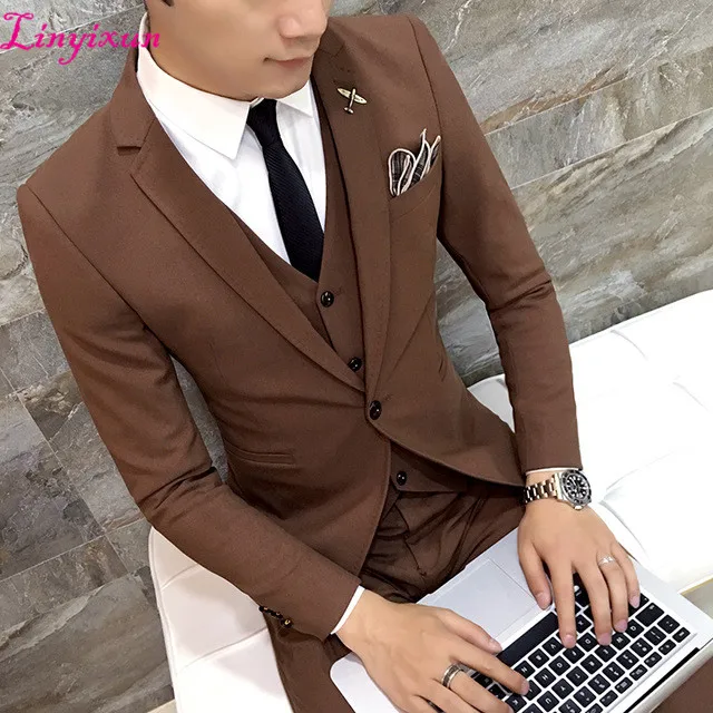 Linyixun коричневый Для мужчин Костюмы Slim Fit Стиль Комплект из 3-х предметов Свадебные Жених Смокинги для женихов(куртка+ Брюки для девочек+ жилет) формальные Бизнес Для мужчин офисные