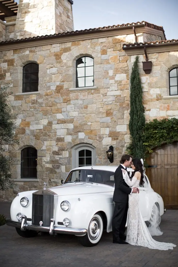 we-cant-decide-which-we-love-more-the-elegant-opulence-or-epic-views-in-this-malibu-rocky-oaks-wedding-katrina-jayne-27-700x1050