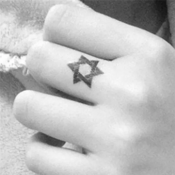Звезда давида тату. Тату звезда на пальце. Тату на пальцах. Звезда давида тату маленькая. Звезда на пальце значение.