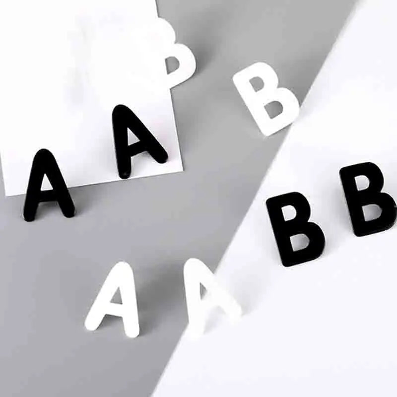 Индивидуальные простые черно-белые акриловые серьги с буквами AB и цифрами