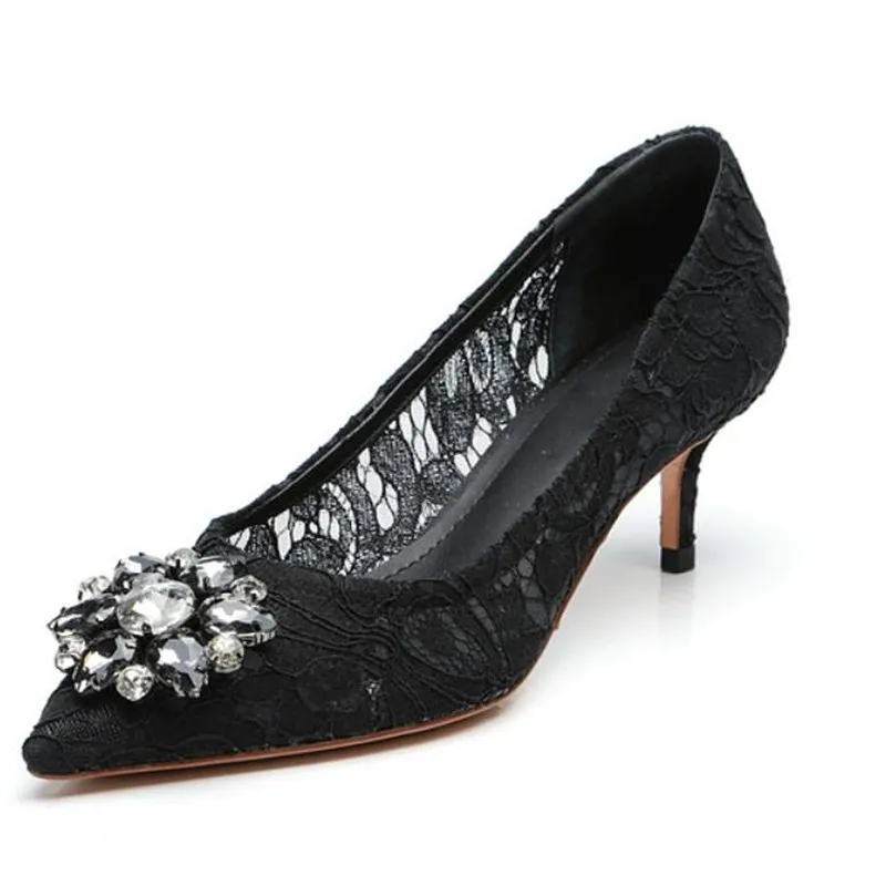 Элегантные черные женские туфли-лодочки с украшением в виде кристаллов; пикантные туфли на высоком каблуке с острым носком и сеткой; женские свадебные туфли с вырезами и кружевом; 7 цветов