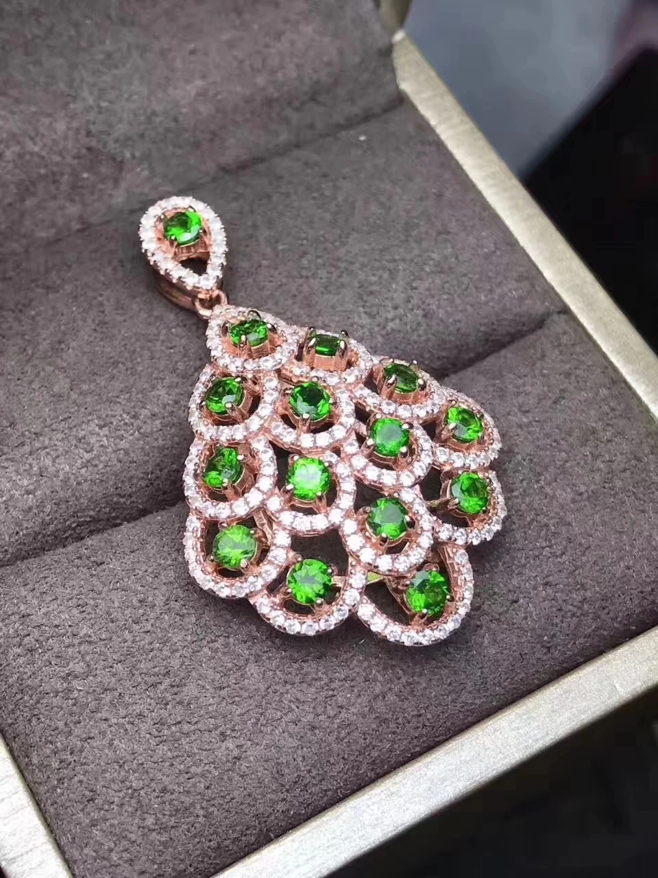 Naturel vert diopside pendentif naturel pierre gemme personnalité fan queue pendentif collier 925 s