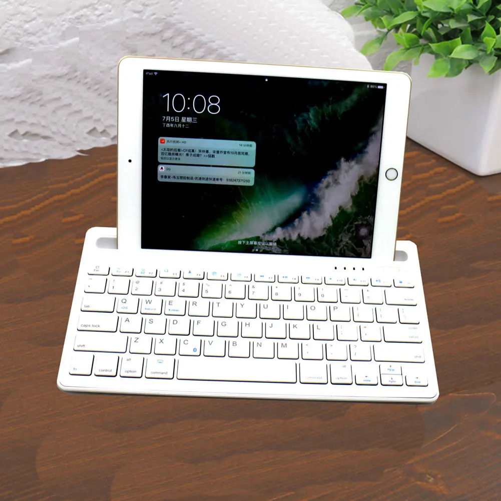 

Portable Universal 2.4GHz Wireless Bluetooth 3.0 Keyboard With Card Slot Support For iOS Android Windows JLRJ88