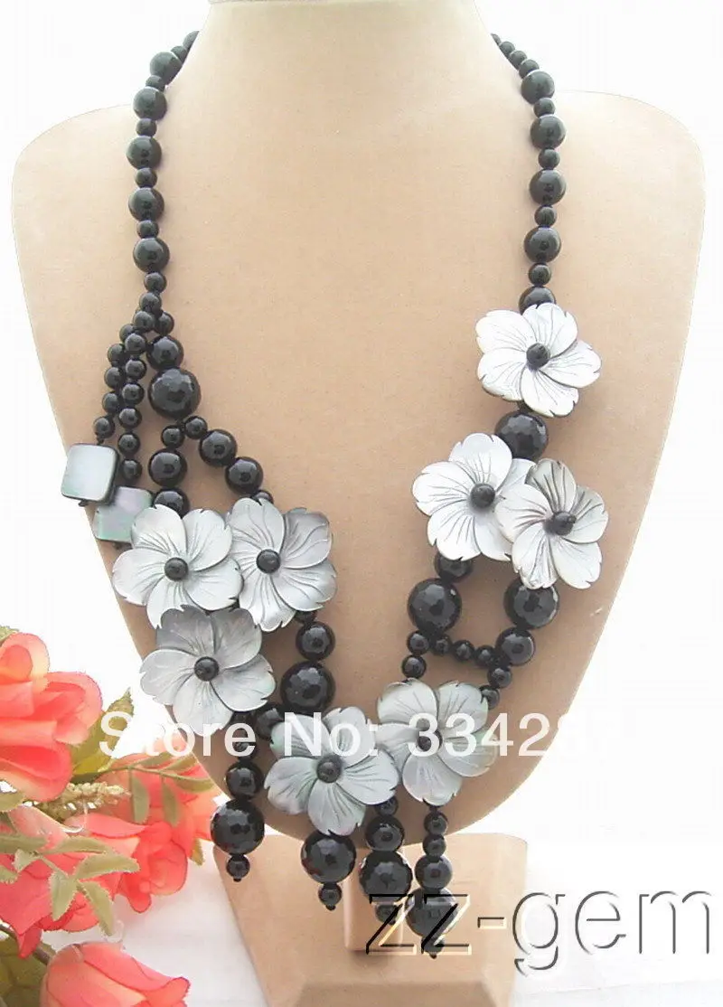 

Onyx&Shell Flower Necklace-Toggle Clasp