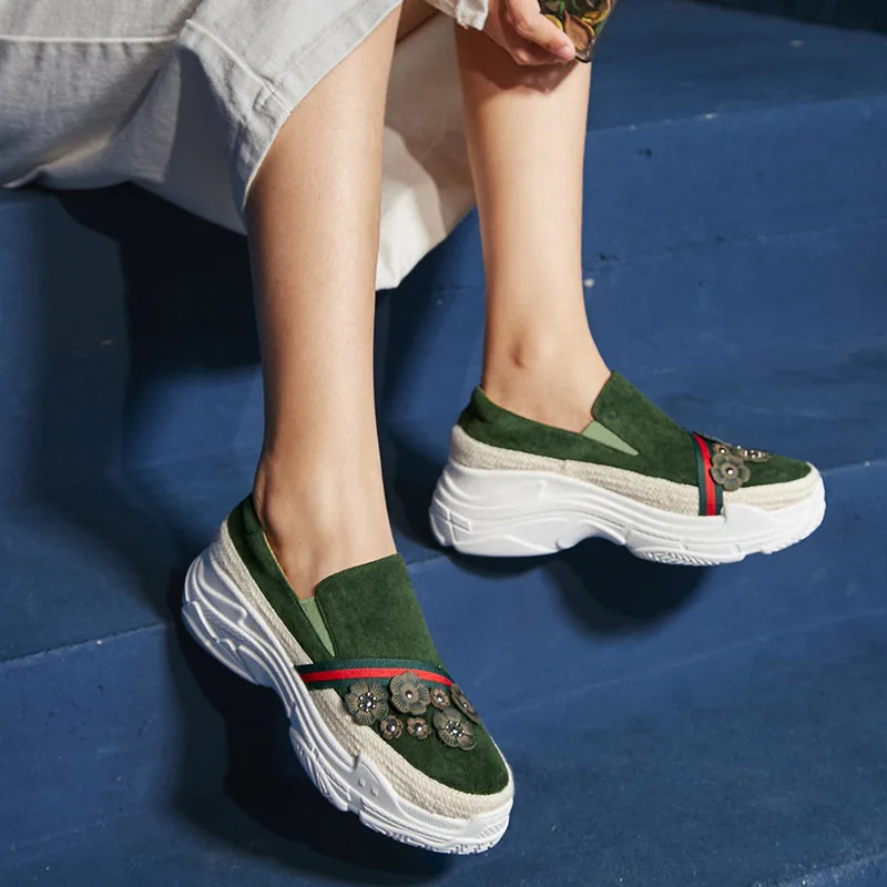 

2018 autumn new stylish simple three-dimensional flower thick sole casual shoes retro comfortable leather flat shoes.