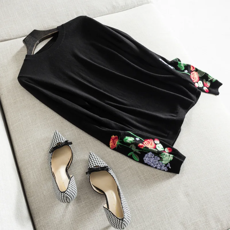 

2017 autumn and winter new women's sweater sleeve embroidery flowers full wool ladies sweater