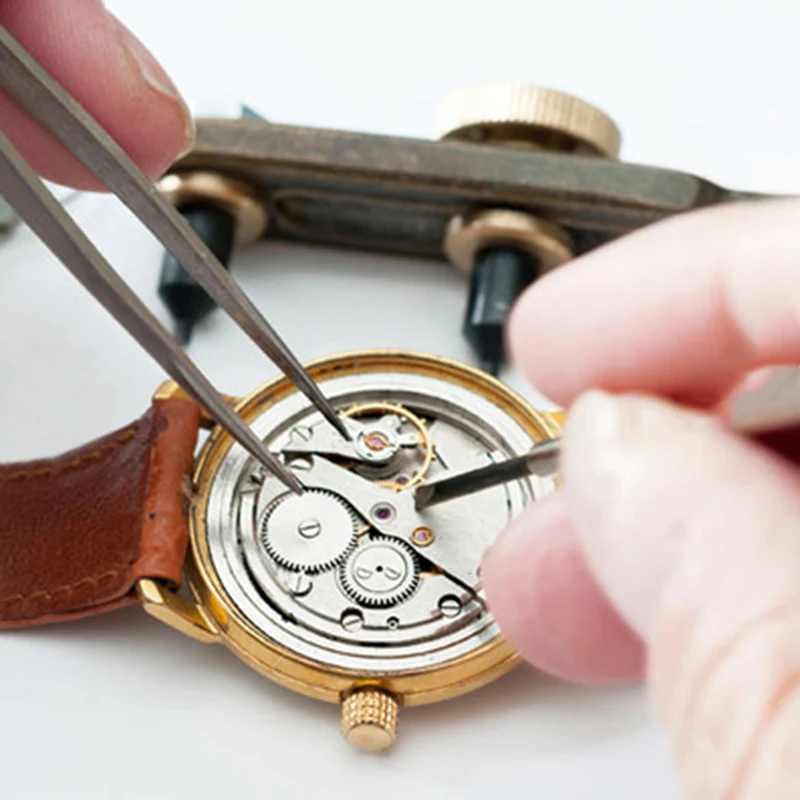 часовщик чинит часы. часы и часовщик. часы с механизмом. ремонт реставрация часов. полировка ювелирных изделий.