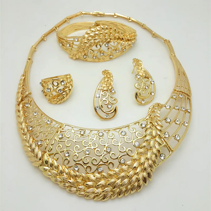 Разговор арабское золото. Арабские ювелирные украшения. Арабские украшения из золота. Украшения в арабском стиле. Бижутерия из Эмиратов.