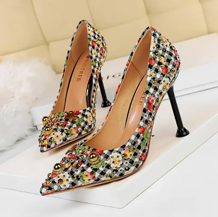 

Korean version of the cloth color matching plaid high heel shallow mouth pointed metal rhinestone rivet high heel women's shoes
