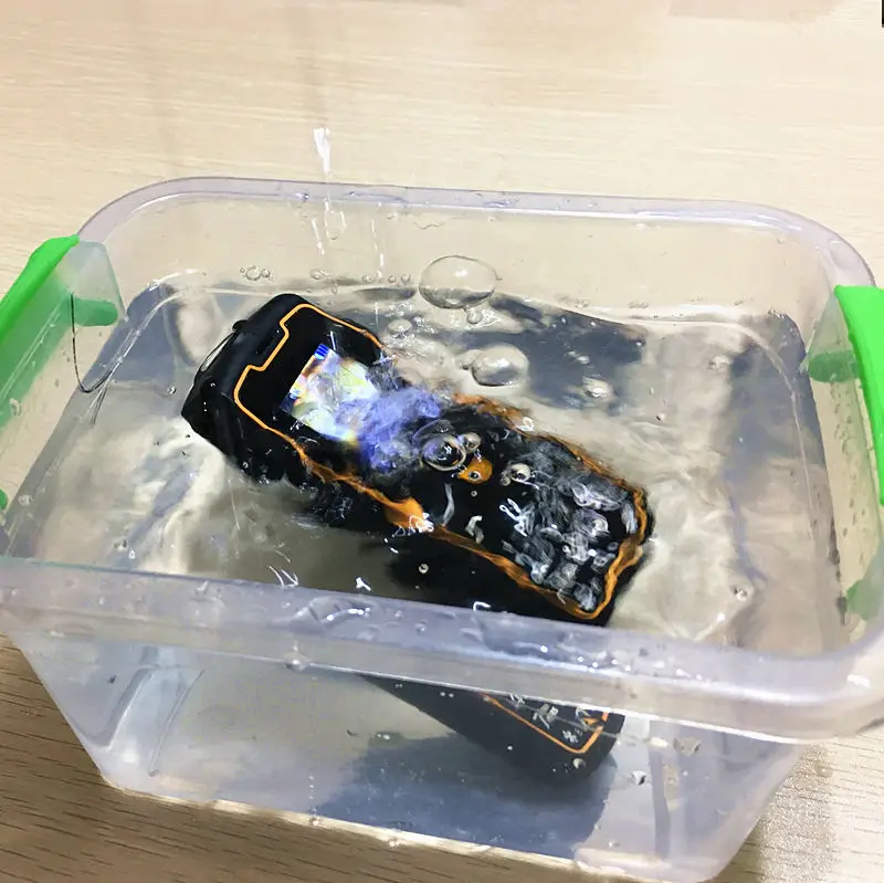 Vente IP67 étanche aux chocs téléphones portables batterie externe pas cher chine téléphone mobile GSM FM russe clavier bouton téléphones h mobile