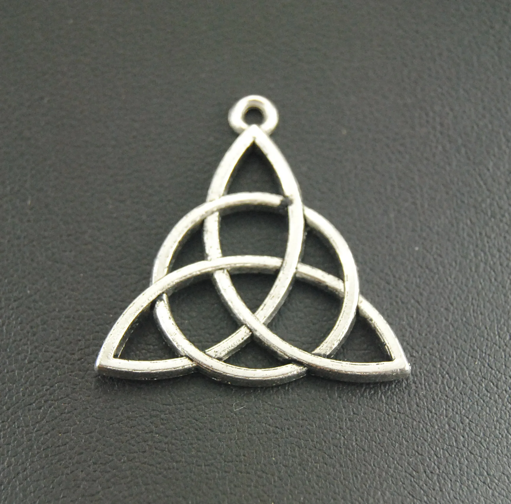 10 Pz Nodo Triquetra Charms 30Mm X 30Mm Ciondolo Gioielli Fai Da Te Per Collana Che Fa A313