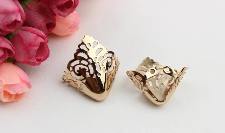 Новинка Обувь золотистого цвета с острым носком и металлическим Комплект со