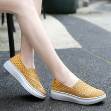 Женская спортивная обувь; сезон лето-осень; коллекция года; тканые дышащие сандалии для фитнеса на плоской подошве; Лоферы для пожилых женщин; Прогулочные кроссовки