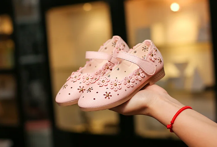 Новые поступления Обувь для девочек сандалии из кожзаменителя принцессы Для детей, на лето Осенняя обувь кожа Вырезы детей плоские легкие