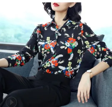 

The new silk shirt in early spring of 2018 has a long sleeve temperament that shows thin mulberry silkworm silk printed shirt.