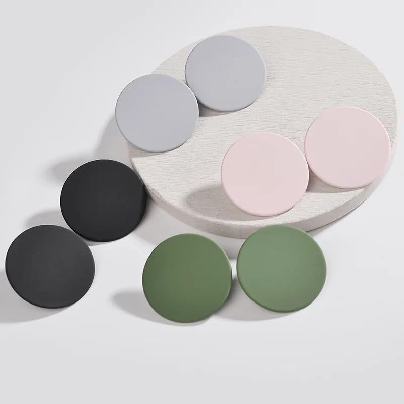 Модные современные дизайнерские матовые красочные окрашенные металлические серьги-гвоздики для женщин