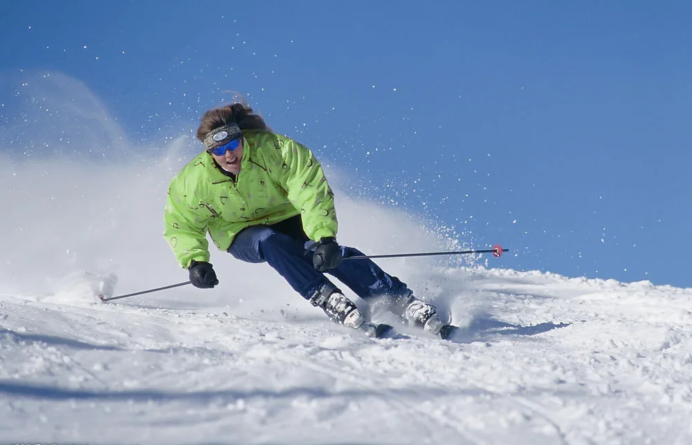 стойка скоростного спуска горные лыжи. спуск с горы на лыжах. горнолыжный спорт. горнолыжник в горах. лыжник в горах.