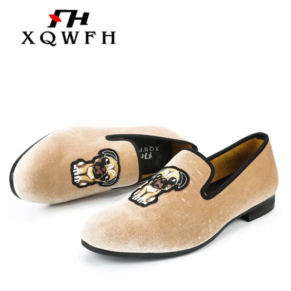 XQWFH/ новые стильные мужские бархатные лоферы; Модные Мужские модельные туфли с вышивкой; вечерние и свадебные мужские туфли