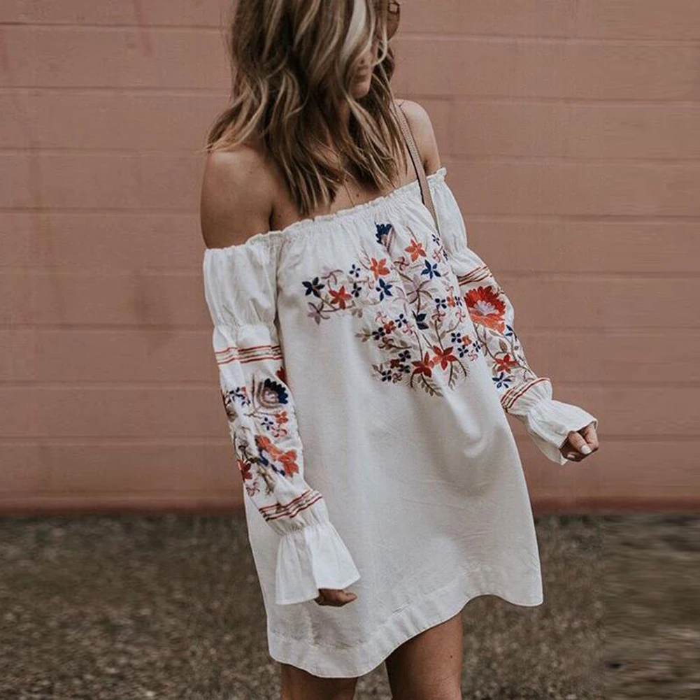 Женское пляжное мини платье с цветочной вышивкой открытыми плечами и рукавом