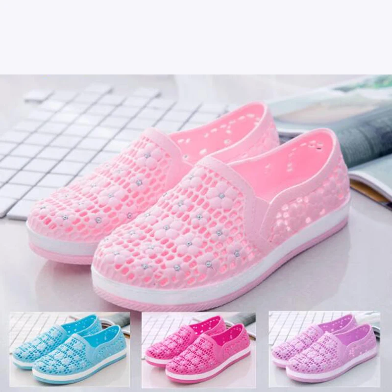 

2019 New summer women's hole shoes women's beach shoes travel slip leaking women's shoes