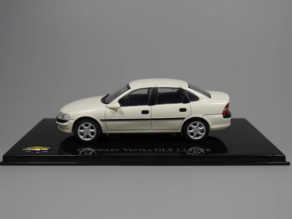 Авто ИНН-иксо 1:43 Chevrolet VECTRA GLS 2,2 1998 литая модель автомобиля