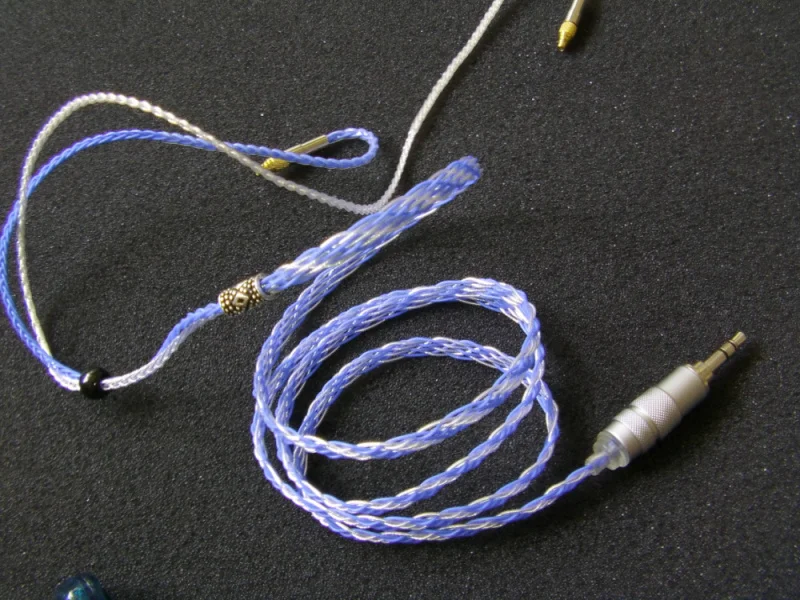 Оплетенные наушники. Оплетка провода наушников. Оплетка провода наушников. Оплетка для шнура зарядки. Оплетка шнура нитками.