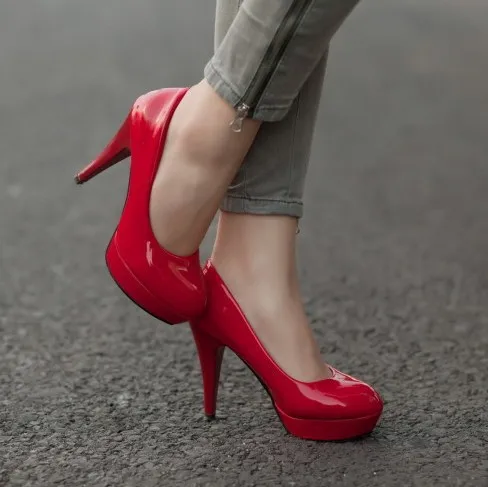 красивые ноги. женщина в туфлях на каблуке. женщина в туфлях на каблуке. лодочки стилетто. ноги в туфлях.