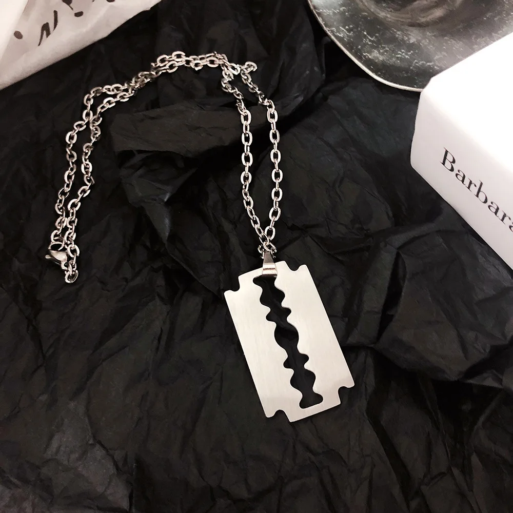 

Punk Blade Broken Heart Necklace 2019 New Couple Rope Chain Necklace Accessory