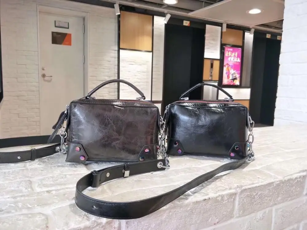 

Kafunila 2019 European and American rivet chain designer head layer cowhide leather women flap vintage small square bags bolsa