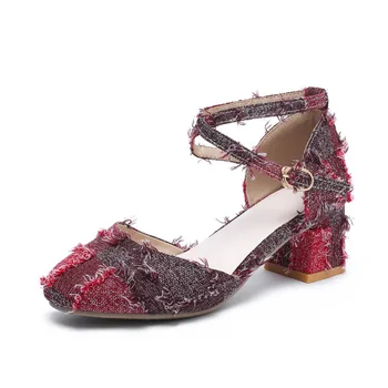 

2019 spring and summer new product with a thick buckle with a hollow wild women's sandals size 33-43