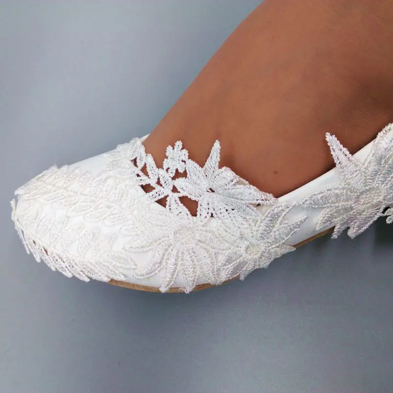 Белые кружевные свадебные туфли для невесты; женские туфли ручной работы на низком квадратном каблуке 4 см; элегантные свадебные туфли-лодочки с кружевными цветами