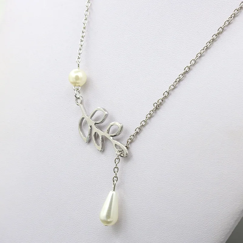 Special Leaves Pearl Short Clavicle Chain For Wome...