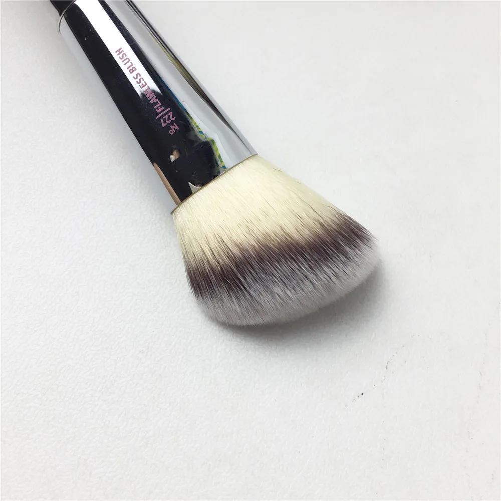 It Cosmetics Live Beauty Fully 227 Flawless blush Brush _ 1