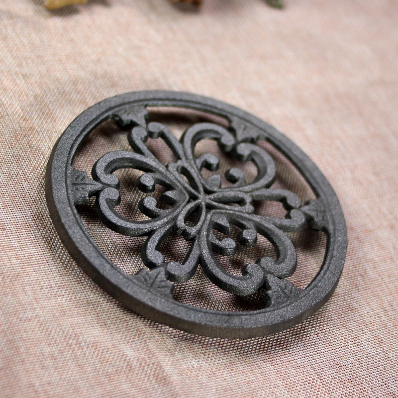 Литье чугуна люк. Чугунные декоративные элементы. Решетка каминная чугунная каро 255х75 tarnavva. Кронштейн чугунный кл-2/273. Чугунные решетки декоративные.