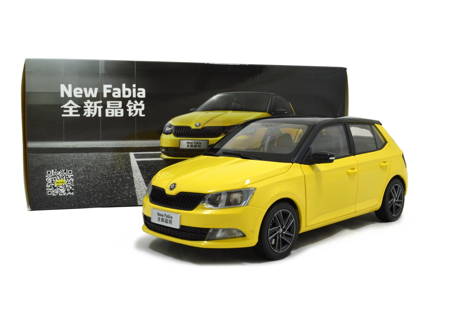 Модель Paudi 1/18 1:18 Масштаб Skoda Fabia желтый литой модельный автомобиль игрушка, модель автомобиля двери открытые