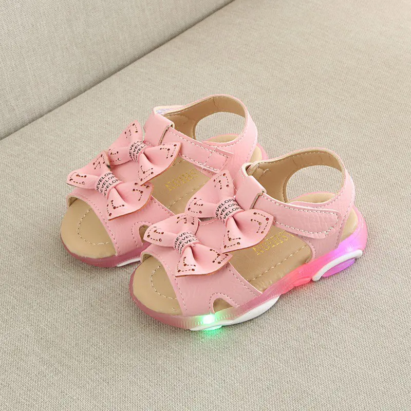 Летняя обувь для маленьких девочек; дышащая нескользящая обувь с бантом; светодиодный дизайн; светящаяся обувь; сандалии для малышей;