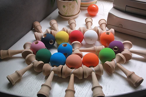 Fedex IP 100 шт kendama матовый бук меч мастерство мяч эластичный шар навыки нефритовый меч резиновая краска высокого трения