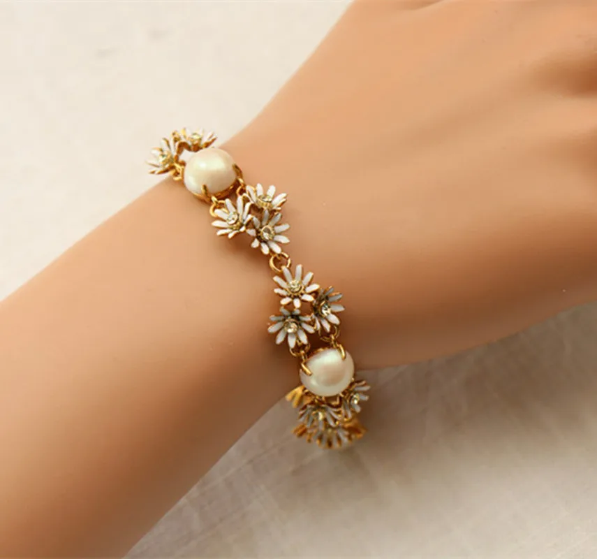 

beautiful white daisy love bracelet