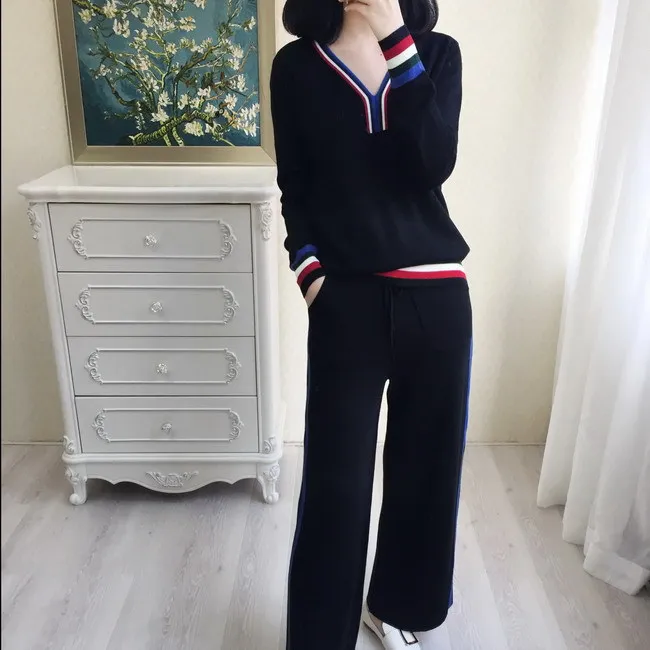 

Spring new plus fertilizer plus hit V-neck Roman knit suit