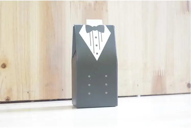 

100set Chic Awesome Paper Bridal Couple white Wedding Dress Candy box Irregular Tuxedo Black Suits Tiny Gifts Bags Party Decor