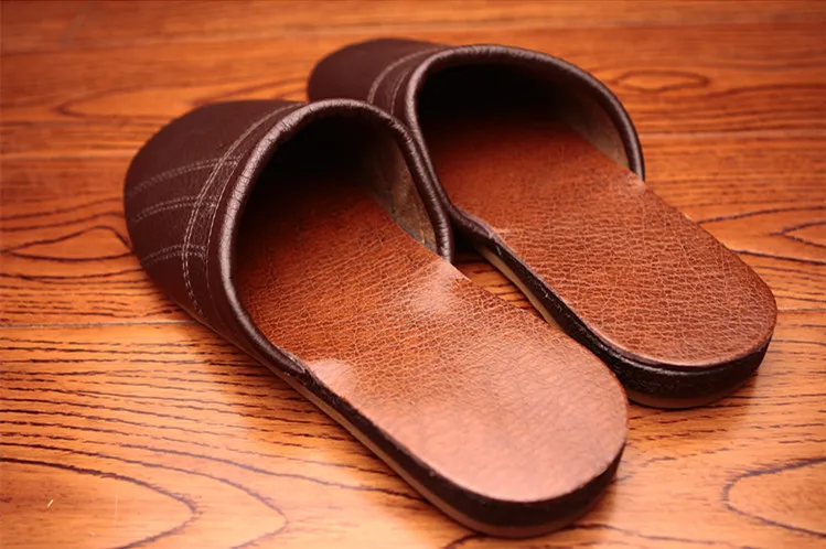 Pantufas de couro para casais masculinas e femininas, chinelos antiderrapantes macios e quentes para casa, primavera e outono