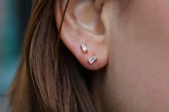 Один камень багет зубец Установка кубического циркония AAA Искрящиеся CZ простой нежный Очаровательная Милая девушка второй серьги-гвоздики