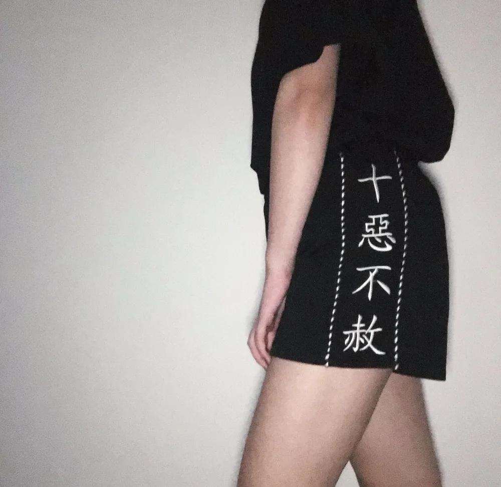 Китайские вышитые свободные Стрейчевые шорты, летние сексуальные женские шорты Харадзюку с высокой талией в стиле панк-рок, жесткая девушка, Винтаж, готика, черный цвет