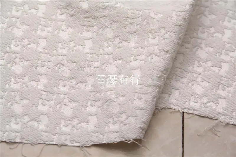 Ткань из жаккардовой вискозы молочно-белый фон с хаудстутом цена за 1 метр