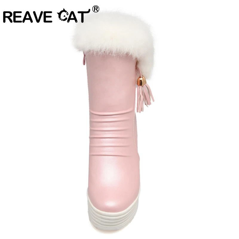 REAVE CAT/Сапоги до середины икры на танкетке с кисточками, обувь на платформе, женские теплые зимние сапоги на молнии с искусственным кроличьим мехом, со складками, A017