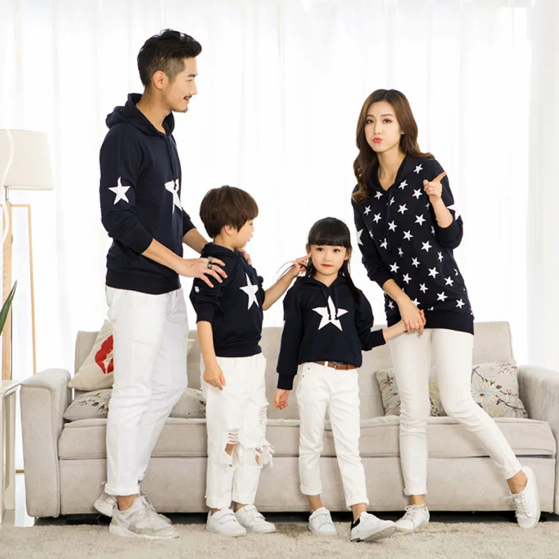 Японские дочки мамы папы. Модная одежда для всей семьи. Семья в стильной одежде. Одинаковая одежда для всей семьи. Семейная одежда в одном стиле.