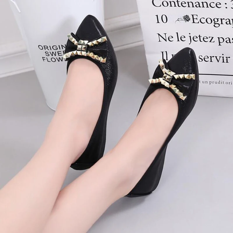 Туфли женские с заклепками дышащие балетки плоская подошва лоферы без застежки