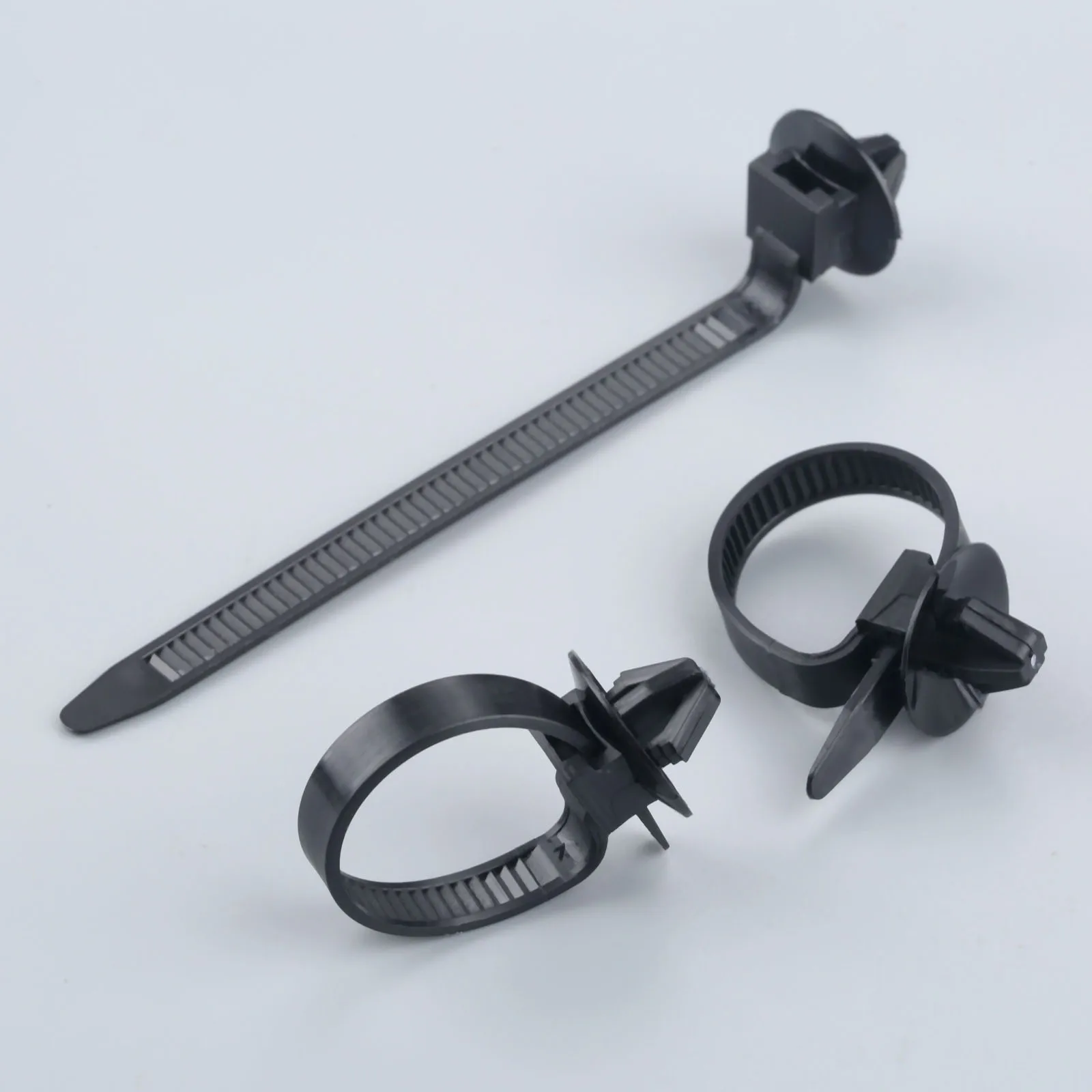 Хомут кабельный с крепежной петлей 203x2. 1021461 клипса хомут. Хомут-стяжка нейлоновая с крепежным пистоном. Хомут стяжной е778. Стяжка кабельная hek-90153.