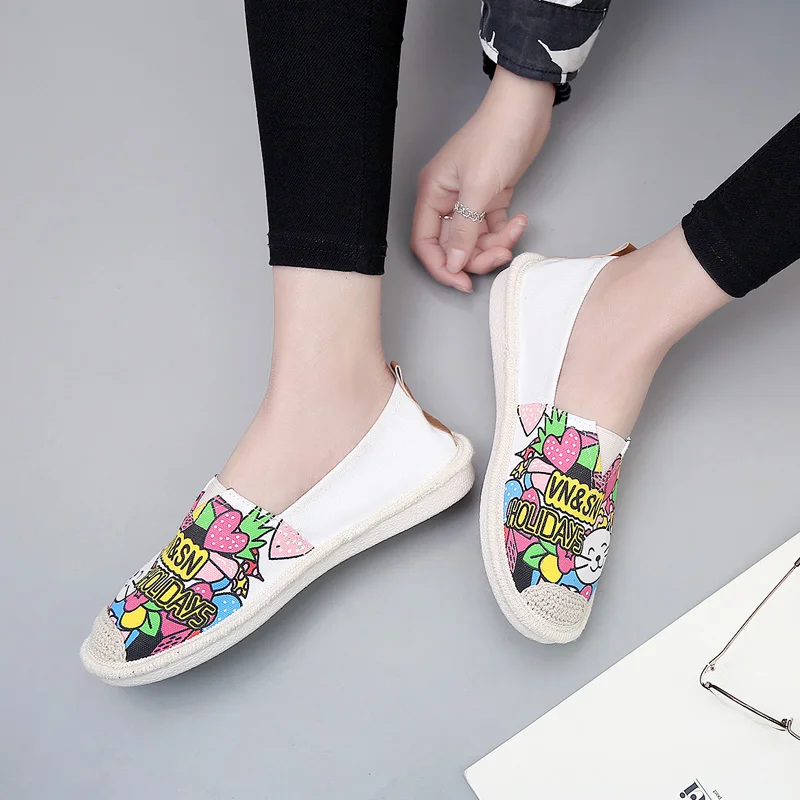 Cena Słodkie damskie płaskie buty letnie 2019 oddychające Graffiti espadryle z materiału damskie mokasyny Slip on buty damskie mieszkania białe