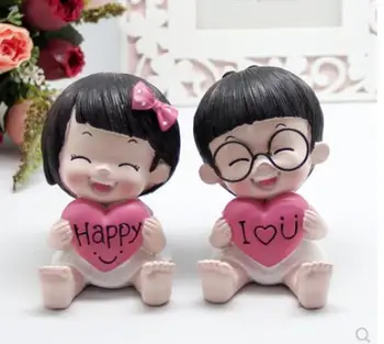 

Small Romantic couples are creative and romantic Small sitting posture pair of kissing dolls statues Home decoration dies